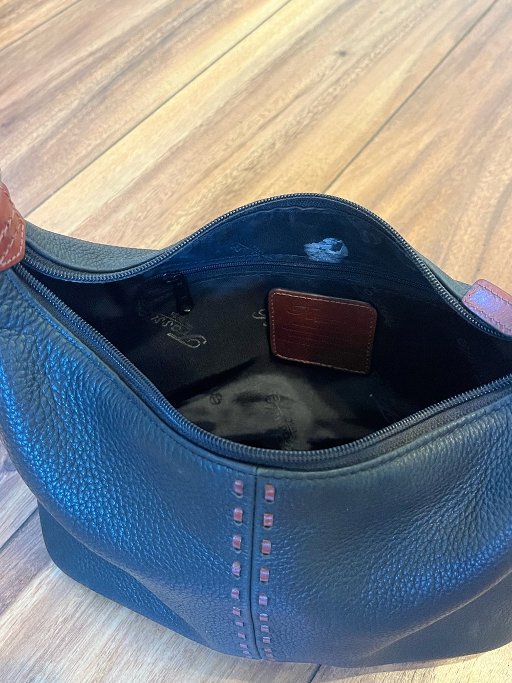Small Black pebbled leather fossil shoulder bag with brown stitching - Picture 5 of 7
